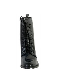 Botte de cheville en cuir verni noir avec un bout rond, un laçage à l'avant et une languette à l'arrière pour un enfilage facile. Semelle texturée pour une meilleure adhérence.