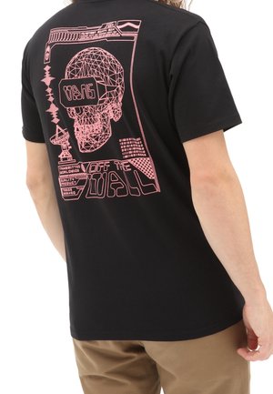 Camiseta negra con un diseño de calavera geométrica en color rosa y el texto "VANS" y "OFF THE WALL" en la parte posterior. Fabricada en algodón suave, con mangas cortas.