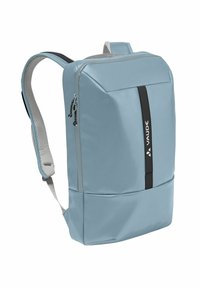 Sac à dos bleu clair au design épuré, avec une bande verticale noire et des compartiments zippés. Bretelles rembourrées en maille.