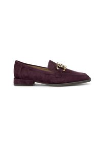 Mocassini in suede viola con un accent gold chain, dotati di tacco piatto e punta affilata. Texture liscia con design slip-on.