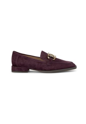 Mocassini in suede viola con un accent gold chain, dotati di tacco piatto e punta affilata. Texture liscia con design slip-on.