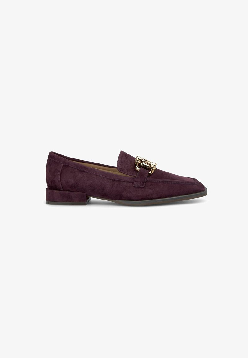 Mocassini in suede viola con un accent gold chain, dotati di tacco piatto e punta affilata. Texture liscia con design slip-on.