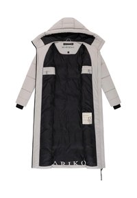 Cappotto invernale lungo di colore grigio chiaro con cappuccio, fodera interna nera, due tasche interne e etichetta del marchio "MARIKOO" all'interno.