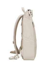 Lichtbeige slanke rugzak met gevoerde bandjes, zijmeshvak, bovenste oprolbare sluiting en verstelbare zijgesp, gezien vanaf de zijkant.