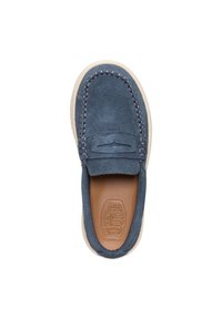 Scarpa slip-on in suede blu con punta arrotondata, suola beige in contrasto e cuciture decorative lungo i bordi. Soletta in pelle con logo.