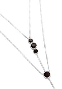 Sølvvedhæng halskæde med fire cirkulære, facetslebne sorte sten i forskellige størrelser, forbundet med en delikat kæde.