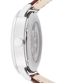 Montre en acier inoxydable avec un boîtier rond, un fond transparent et un bracelet en cuir brun. Présente une couronne texturée et une surface lisse.