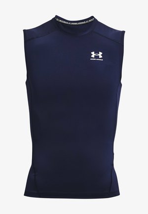 Tumed sinine ilma varrukateta spordipaita, mis on valmistatud siledast ja elastsetest kangast; omab lapikud õmblused ja väikest valget logo rinnal.