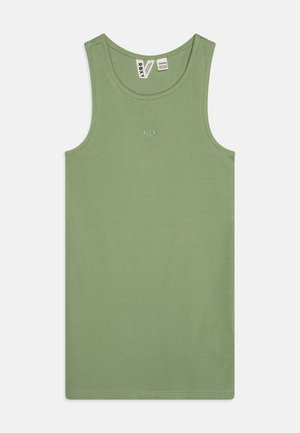 Zielony rypsowy top na ramiączkach z okrągłym dekoltem. Posiada małe, haftowane logo na środku klatki piersiowej. Gładki, lekki materiał.