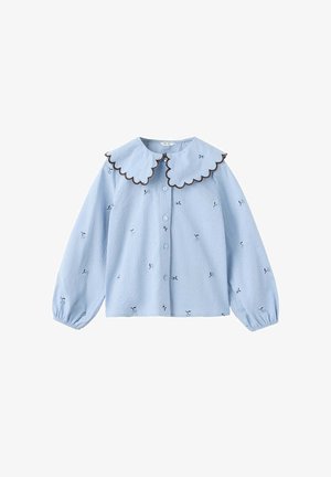 Blouse bleu clair à manches longues avec un col large festonné bordé de finition foncée et petits motifs floraux brodés foncés, boutonnée devant.