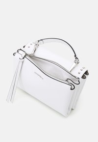 Hvid læderhåndtaske med top-håndtag, sølvfarvet hardware og to lynlåslommer. Har en struktureret overflade og kontrastsyninger.