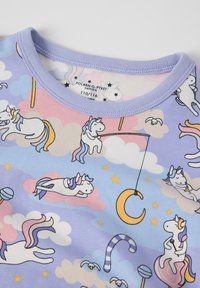 Laventoppi, jossa on vampyyrinjoukkue ja pilvikuviot tähtiä, puolikuuta ja tikkareita, viimeistelty pyöreällä kaula-aukolla.