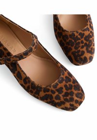 Ballerine con stampa leopardata realizzate in morbida pelle scamosciata, con una punta quadrata e un sottile cinturino sul piede. Colore: marrone e nero.