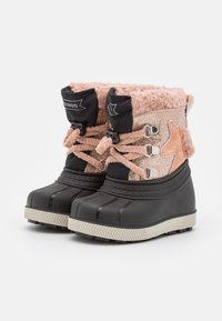 Roze en zwarte sneeuwlaarzen met een textured bovenwerk, een nepbontkraag, veter-sluiting en rubberen zolen. Kenmerken zijn metallic glans en een decoratief logo.