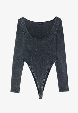 Body cu mânecă lungă din denim gri închis. Are un guler rotund și un design ajustat, cu deschideri pentru picioare înalte și detalii vizibile de cusătură.