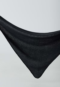 Zwarte driehoekige sjaal van lichtgewicht, gestructureerde stof, met zachte randen en een vloeiende uitstraling die elegant hangt.