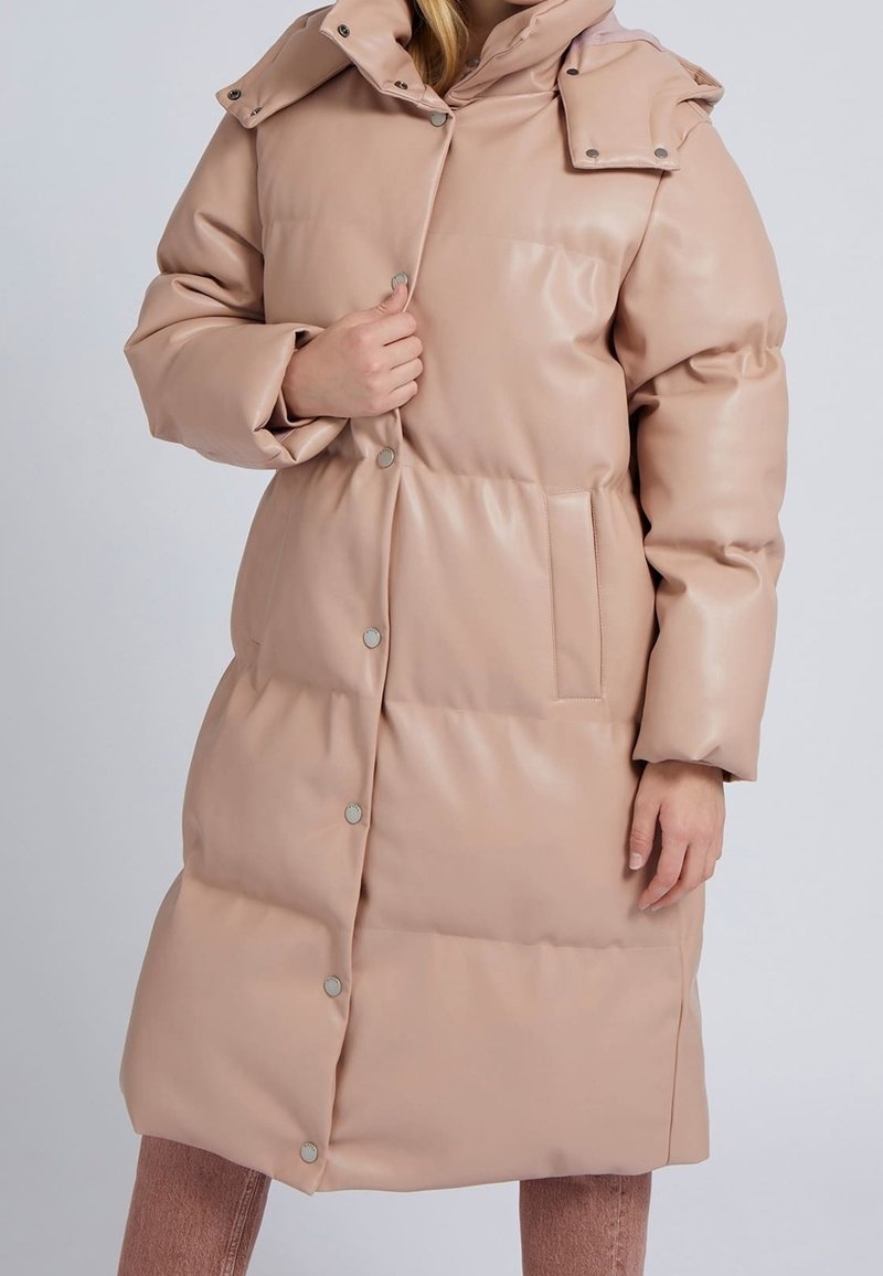 Dunjacka i mjuk rosa med en glänsande yta, stor huva, tryckknappar, sidofickor och knälång design med quiltat mönster.