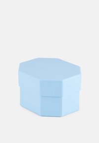 Scatola regalo esagonale in cartone testurizzato azzurro chiaro, con un coperchio liscio, un logo in rilievo sulla parte superiore e una chiusura sicura a piegatura.