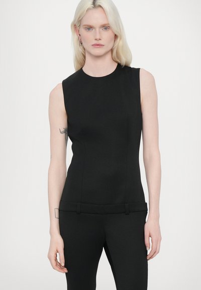 Débardeur noir sans manches au design ajusté, présentant une texture subtile et une taille bande avec deux accents latéraux.