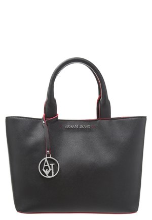 Sac de toile noir Armani Jeans avec double poignées, contour rouge et un charme en forme de logo circulaire AJ suspendu à une des poignées.