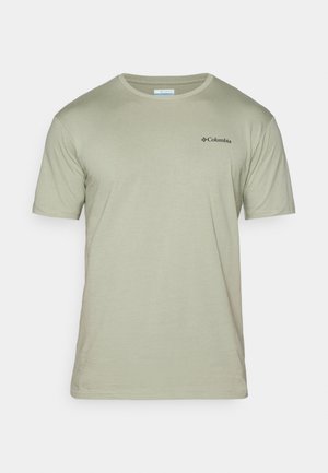 Vaalean vihreä lyhythihainen t-paita pehmeästä kankaasta, jossa on pyöreä kaula-aukko ja pieni musta logo vasemmassa rinnassa.