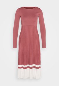 Ribattu pitkähihaine mekko pölyruusussa, jossa on tiukka yläosa ja laskostettu hame, jossa on valkoisia ja burgundinpunaisia raitoja helmaosassa.