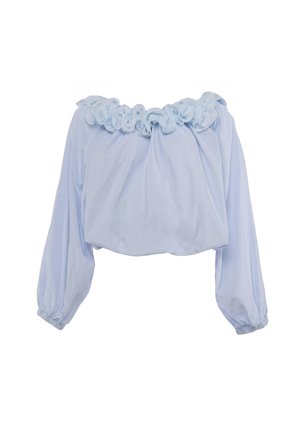 Blusa azzurro chiaro con scollo ampio a spalle scoperte, maniche lunghe a sbuffo e volant, polsini elasticizzati e vestibilità ampia.