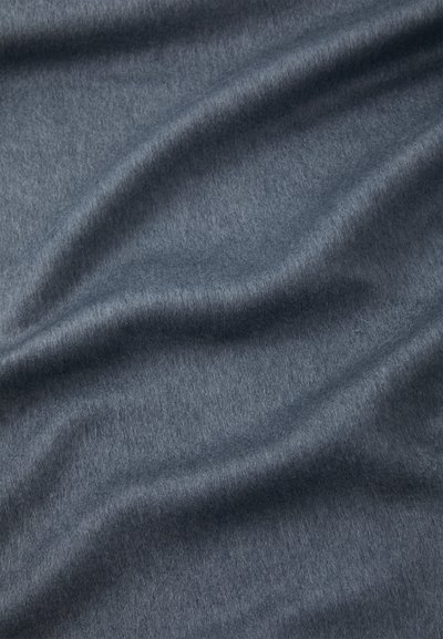 Material de culoare gri închis, cu o suprafață moale și texturată, prezentând valuri și pl folds, indicând un material ușor, potrivit pentru diverse utilizări.