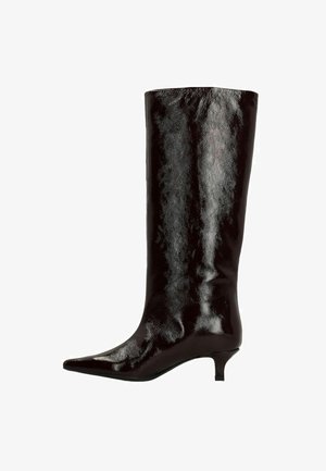 Botte noire en cuir verni, haute jusqu'au genou, avec un bout pointu et un petit talon, présentant une texture lisse et un design épuré.