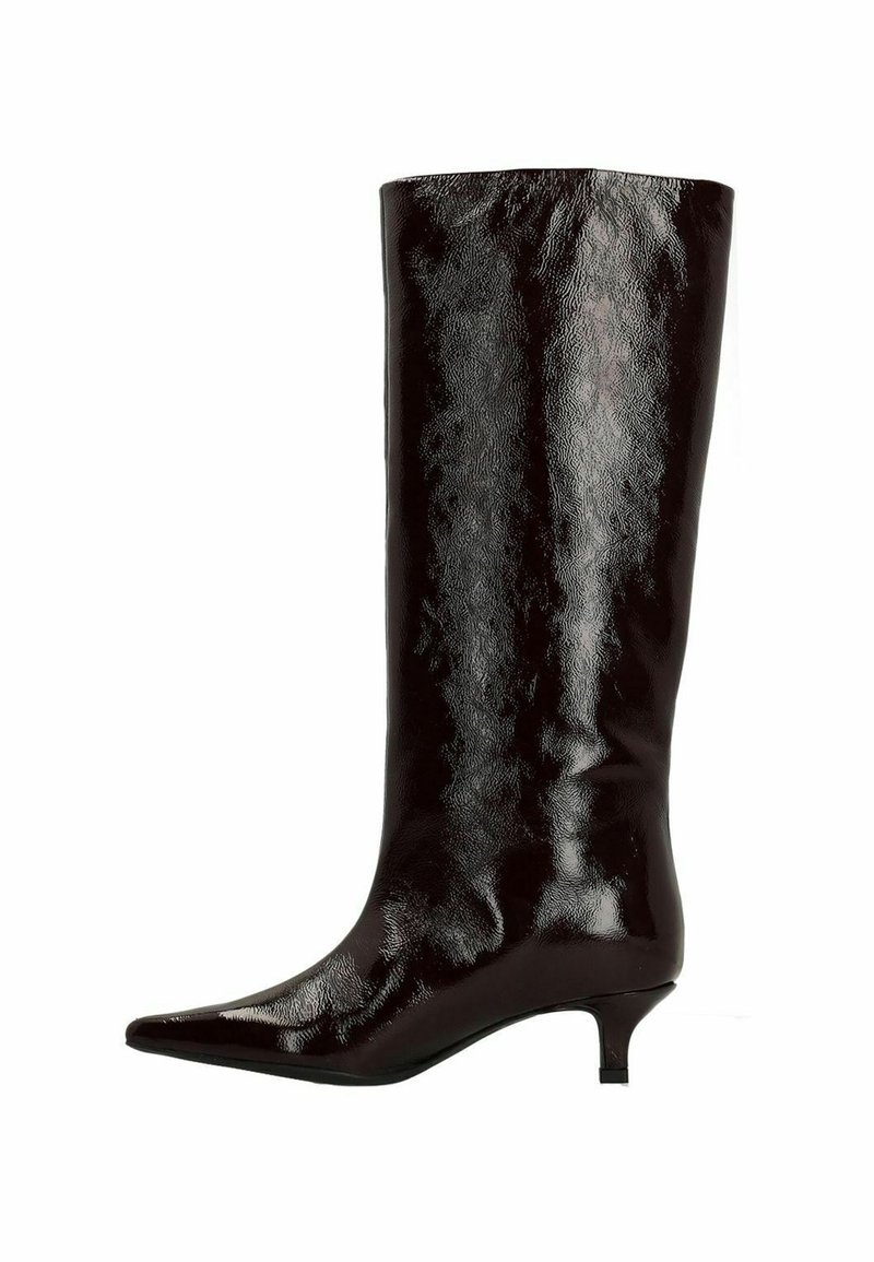 Botte noire en cuir verni, haute jusqu'au genou, avec un bout pointu et un petit talon, présentant une texture lisse et un design épuré.