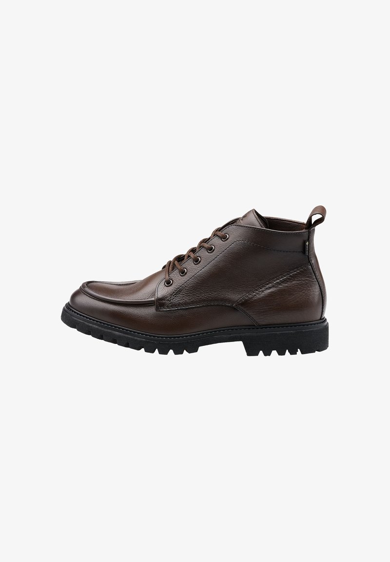 Bottines en cuir marron avec une finition texturée, bout arrondi, design à lacets et une semelle noire en caoutchouc robuste avec un profond relief.