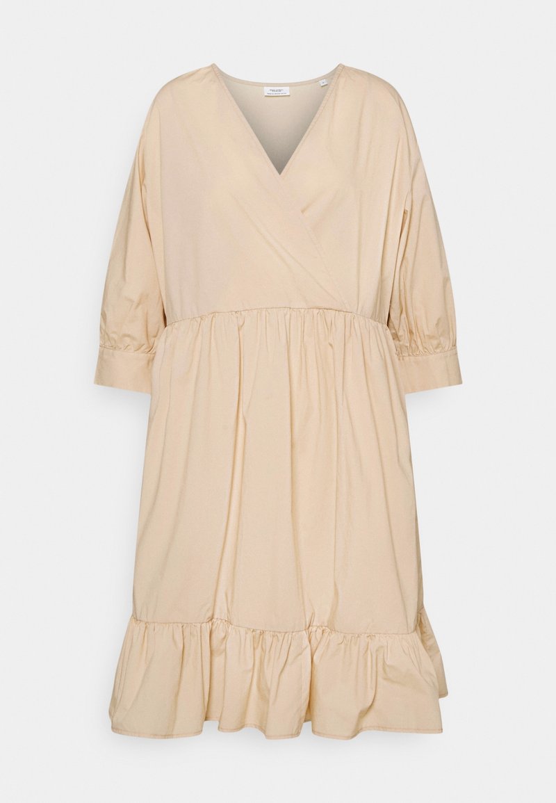 Robe beige longueur genoux avec col en V, manches 3/4 bouffantes, taille froncée et ourlet à volants.