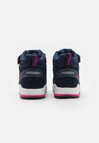 Marineblå høye sneakers med rosa detaljer, laget av mykt semsket skinn, teksturert stoff ved kragen og en hvit gummisåle.
