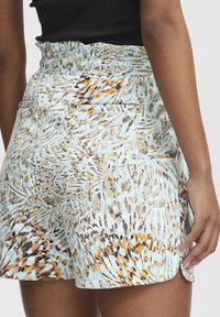 Pantaloni corti multicolori in un tessuto blu chiaro con un motivo astratto che presenta accenti neri, marroni e arancioni. Vita elasticizzata e tasche laterali.
