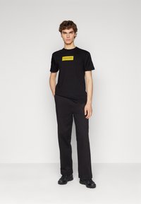 Calvin Klein RAISED RUBBER LOGO - Marškinėliai su spaudiniu - black