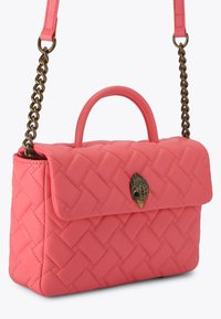 Borsa in pelle trapuntata rosa con manico superiore, tracolla a catena e dettagli decorativi in oro con un design di piuma sulla patta.