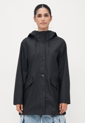 Schwarze, wasserdichte Jacke mit Kapuze, ausgestattet mit Druckknöpfen, Seitentaschen und einer leichten, glatten Textur. Lässiges Design, geeignet für Regen.
