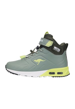 Wasserabweisender Sportschuh in hellgrün und dunkelgrün. Verfügt über einen gepolsterten Kragen, Schnürsenkel und eine weiße Sohle mit Luftpolstern.