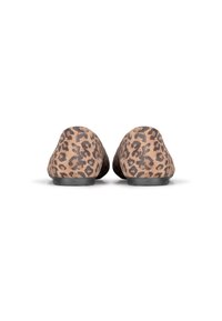 Ballerine con stampa leopardata, in morbido suede, con punta arrotondata e suola in gomma nera, vista posteriore.