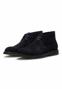 Stivaletti alla caviglia in suede blu navy con una texture liscia, punta rotonda, chiusura con lacci e una sottile suola in gomma. Design semplice, versatile per diversi outfit.