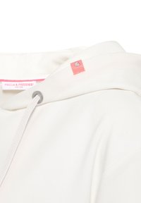 Witte hoodie met een zachte textuur, voorzien van een roze merklabel, zilveren hardware en trekkoorden voor een verstelbare pasvorm.