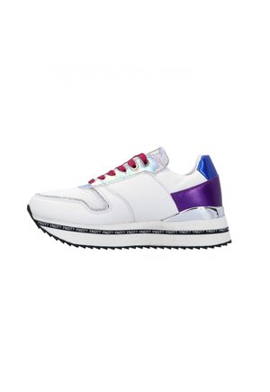 Sneaker bianco con accenti viola e blu, occhielli iridescenti, mesh testurizzato e materiali lisci, suola in gomma nera con dettagli del logo.