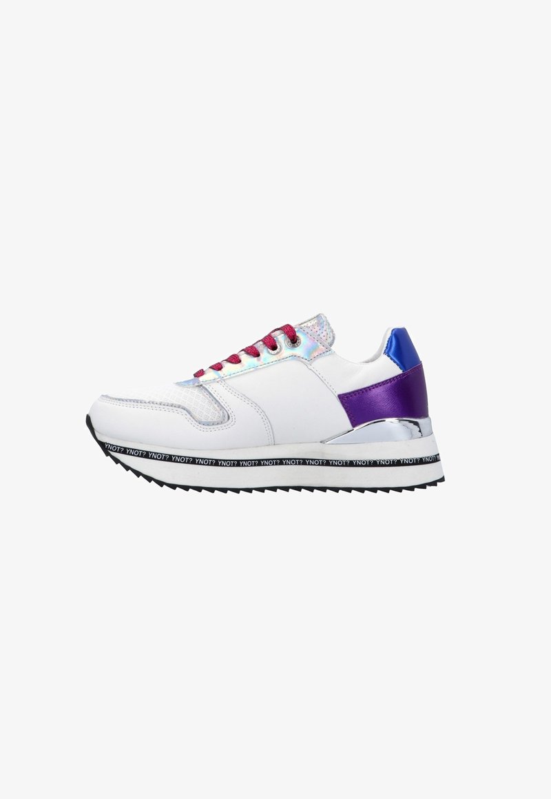 Sneaker bianco con accenti viola e blu, occhielli iridescenti, mesh testurizzato e materiali lisci, suola in gomma nera con dettagli del logo.