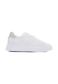 Sneaker bianche basse con tomaia in pelle liscia, accento grigio testurizzato sul tallone, design con lacci e suola piatta in gomma. Branding minimalista visibile.