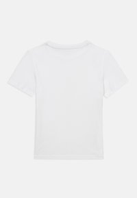 Λευκό βαμβακερό T-shirt, κοντά μανίκια, λαιμόκοψη crew, λεία υφή, χωρίς μοτίβα ή γραφικά, καθαρές γραμμές, απλός σχεδιασμός, οπίσθια όψη.