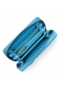 Portafoglio in pelle blu con esterno texture, multiple fessure per carte e un compartimento con zip. L'interno presenta una foderatura blu uniforme.