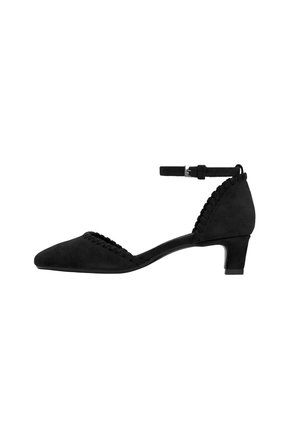 Zapato de tacón bajo de ante negro con punta afilada, pulsera en el tobillo con hebilla y ribete trenzado a lo largo de los bordes.