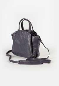 Borsa a tracolla in pelle viola con manici corti e una tracolla lunga removibile. Presenta una superficie liscia e un design minimalista.
