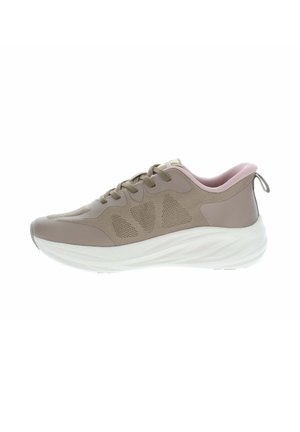 Zapatilla deportiva marrón claro con laterales de malla, diseño con cordones, cuello acolchado rosa y suela blanca gruesa con patrón texturizado.