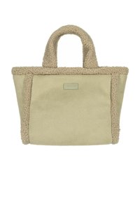 Tragetasche aus beigem Canvas mit weichen, falschen Schaffell-Akzenten und Griffen. Verfügt über eine strukturierte Form und ein einfaches Markenetikett auf der Vorderseite.